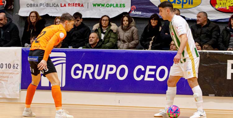 Carlos Gómez encara a un rival.