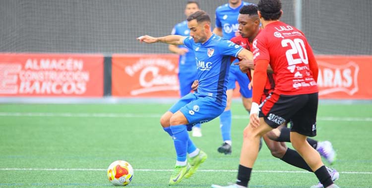 Carlos Ramírez presiona a un rival.