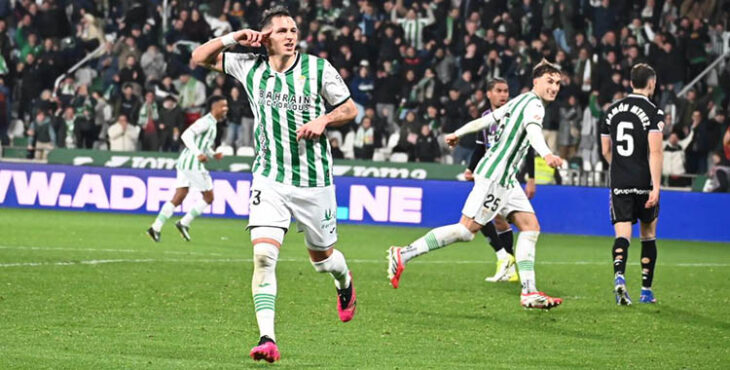 Carracedo escuchando a El Arcángel tras su segunda asistencia a Sergi Guardiola que sentenciaba el partido ante el Real Valladolid.