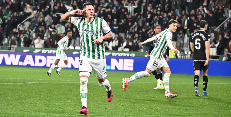 Carracedo escuchando a El Arcángel tras su segunda asistencia a Sergi Guardiola que sentenciaba el partido ante el Real Valladolid.