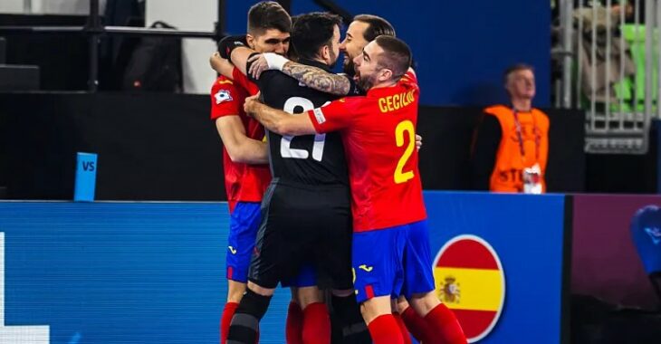 Cecilio y sus compañeros tras anotar un gol en su partido frente Eslovenia