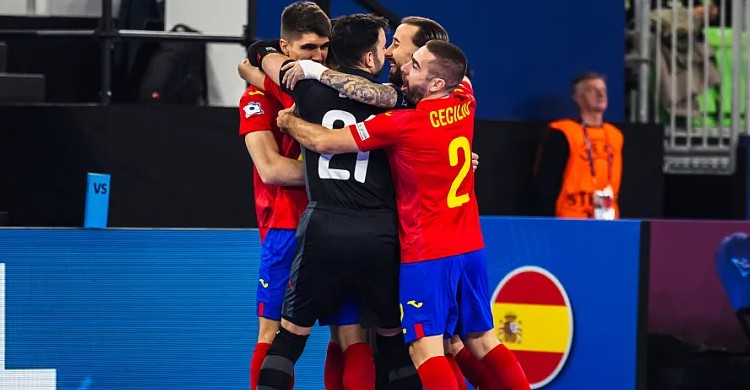 Cecilio y sus compañeros tras anotar un gol en su partido frente Eslovenia