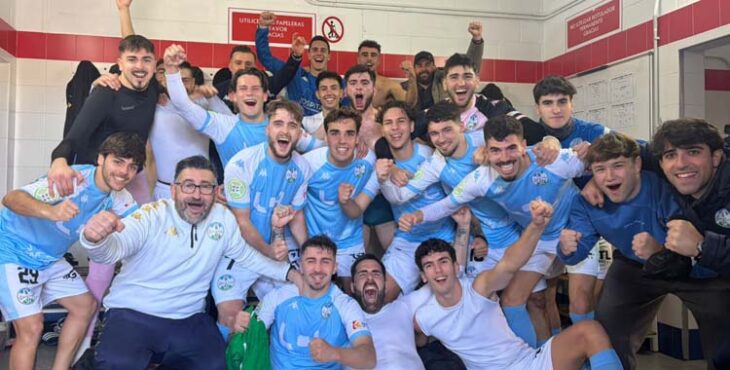 El vestuario celeste festeja su triunfo en Dos Hermanas.