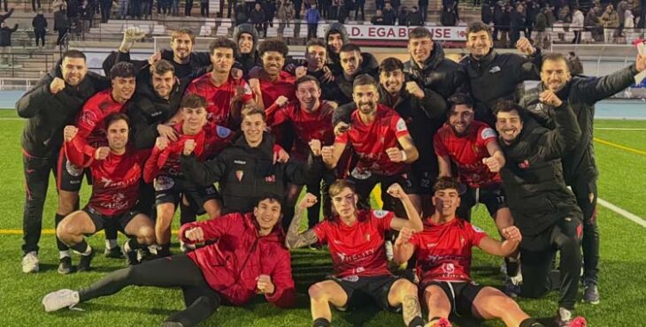El Egabrense festeja su victoria ante la Lebrijana.