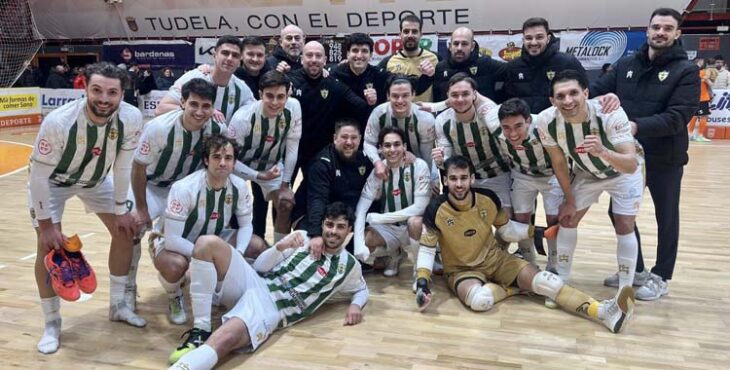 El Córdoba Patrimonio celebra su triunfo en Tudela.