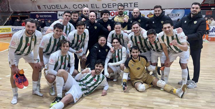 El Córdoba Patrimonio celebra su triunfo en Tudela.