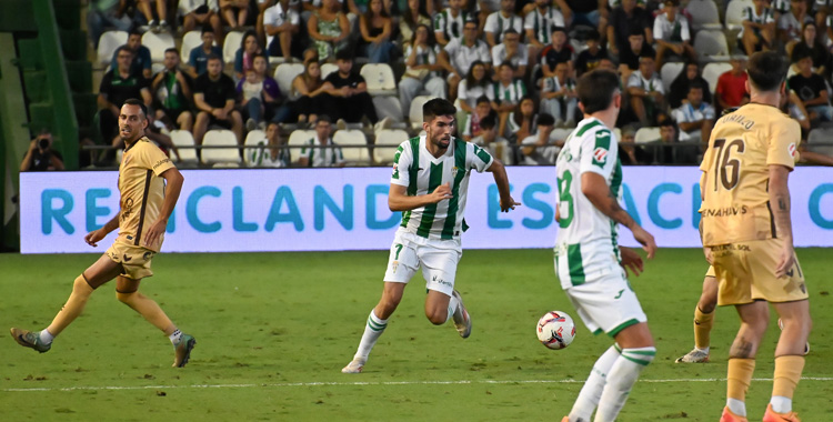 Theo Zidane conduce el balón en el último Córdoba-Málaga.
