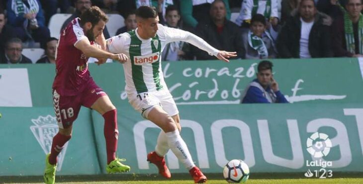 Sergi Guardiola pugna con Antoñito en el último Córdoba-Valladolid.