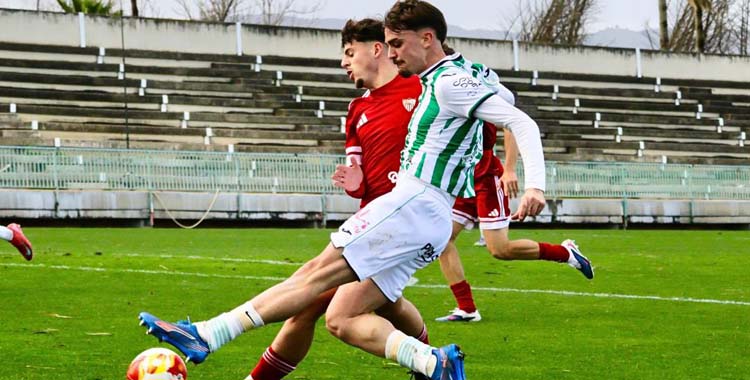 Un jugador del Córdoba B pugna con un rival.