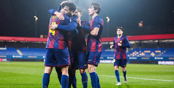 El cordobés Andrés Cuenca celebrando con sus compañeros uno de los tantos de la goleada del filial del Barça en la última jornada.