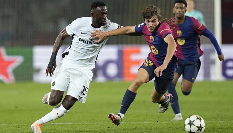 Andrés Cuenca forcejeando con un jugador del Young Boys con Balde al fondo.