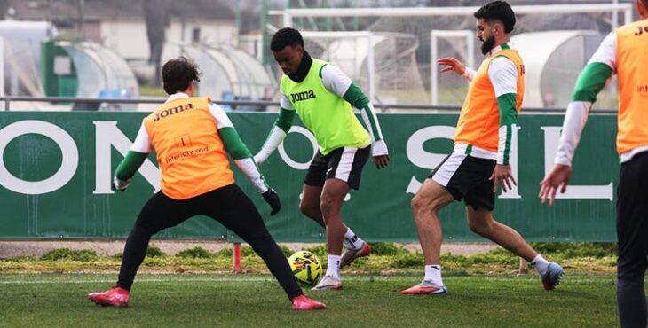 Dalisson presionado por Xavi Sintes y otro compañero.