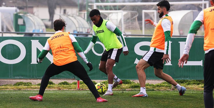 Dalisson presionado por Xavi Sintes y otro compañero.