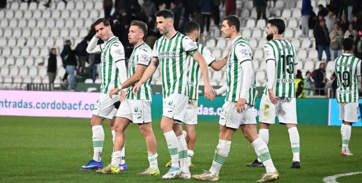 Frustración de los jugadores del Córdoba tras caer ante el Málaga.