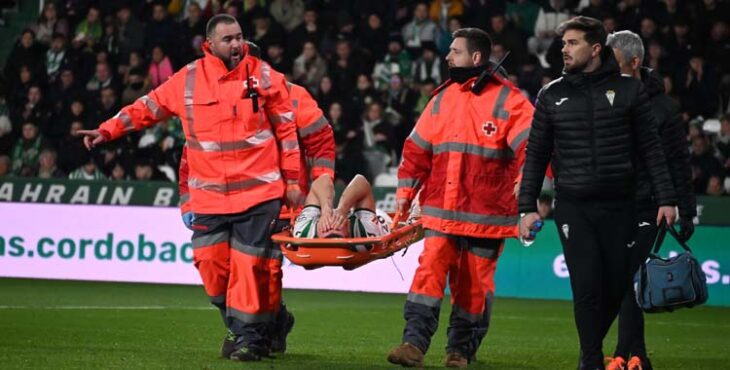 Alberto del Moral se duele en la camilla ante el Málaga.
