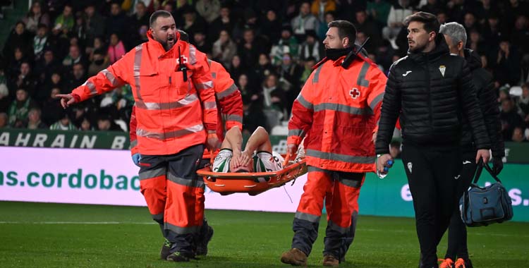 Alberto del Moral se duele en la camilla ante el Málaga.