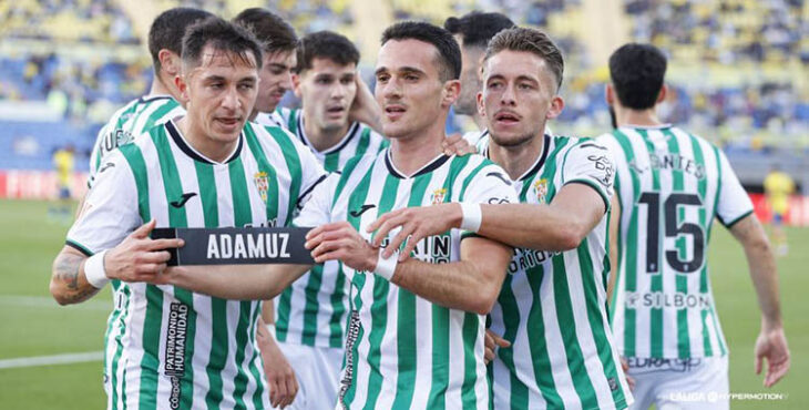 El Córdoba celebra el primer tanto en Las Palmas, con clara dedicatoria a Adamuz. Foto: LaLiga Hypermotion