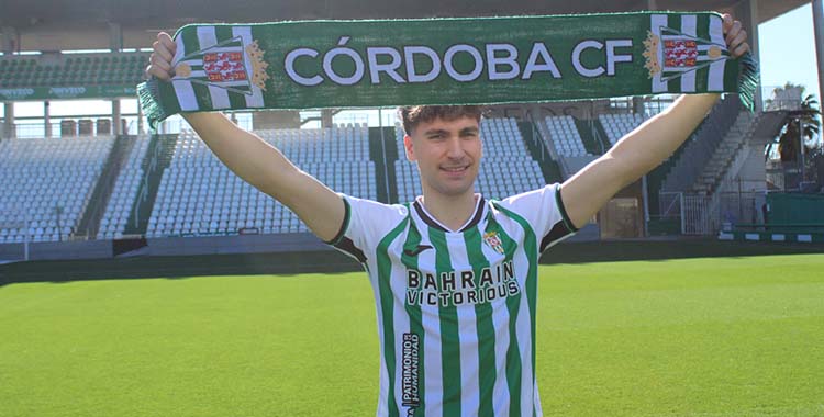 Diego Percan mostrando la bufanda de su nuevo equipo.