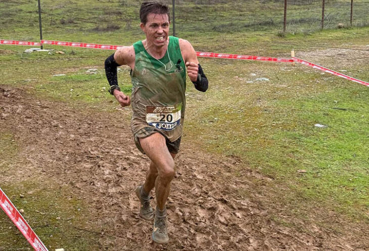 El egabrense Diego Tirado corriendo sobre el barro de Almodóvar del Río.