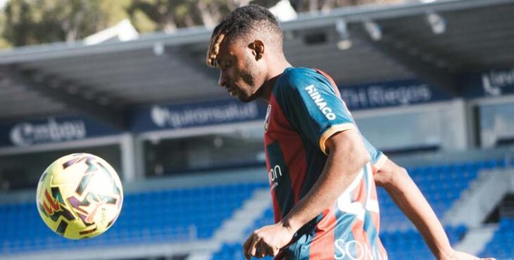 Efe Aghama en su presentación con el Huesca.