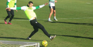 Adri Fuentes estira su pierna para controlar un balón en la Ciudad Deportiva.