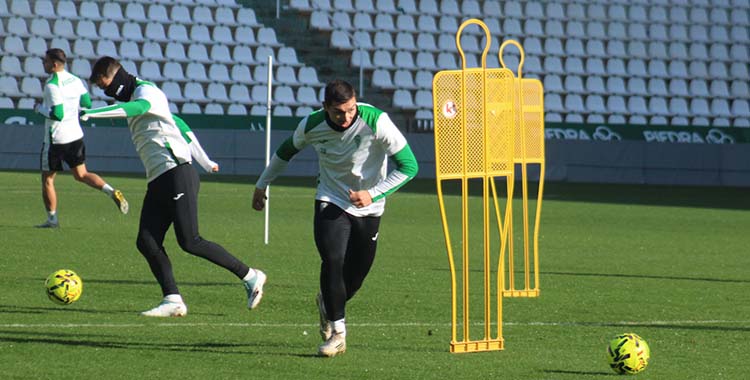 Adri Fuentes, sprintando en un ejercicio, está en la agenda de varios clubes en el mercado invernal.