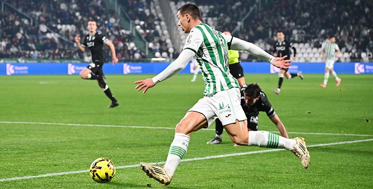Adri Fuentes entrando en el área instantes antes de marcar su octavo gol ante el Burgos.