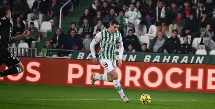 Adrián Fuentes entrando en velocidad al área burgalesa.