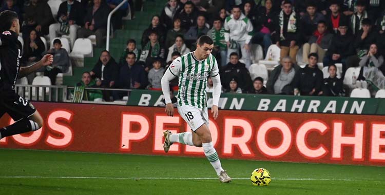 Adrián Fuentes entrando en velocidad al área burgalesa.