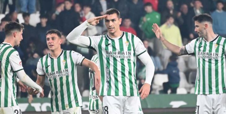 Adrián Fuentes celebra su gol ante el Burgos.
