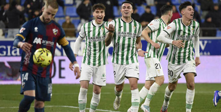 Carlos Isaac celebra su gol junto a Diego Percan y Requena ante la frustración de Pulido.