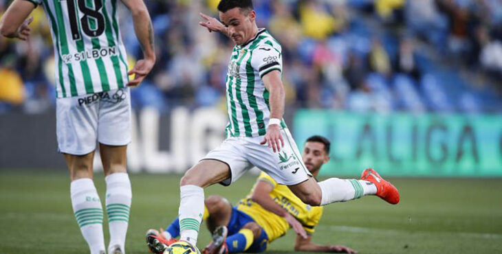 Diego Bri en el momento de definir para el 0-1 en Las Palmas. Foto; LaLiga Hypermotion