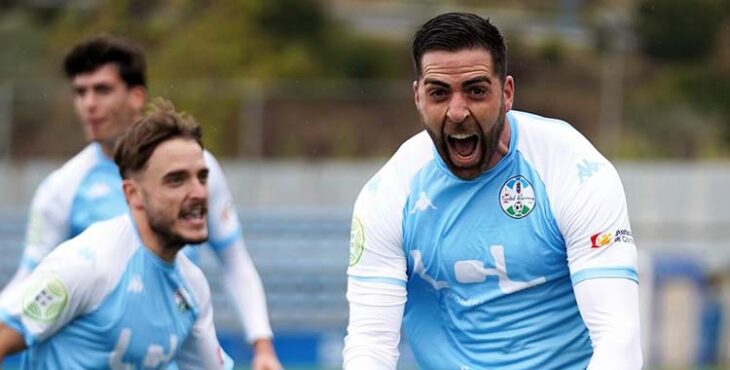 Rafa Gálvez celebra su gol ante el Cádiz B.