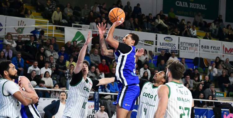 Gonzalo Orozco intenta tapar el tiro de un rival.