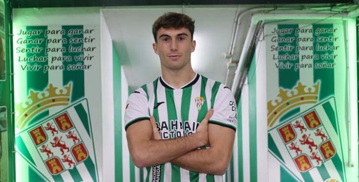 Mikel Goti posa con la camiseta del Córdoba.