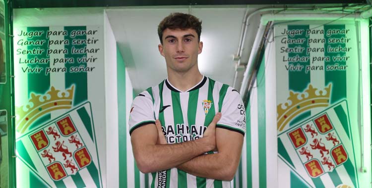 Mikel Goti posa con la camiseta del Córdoba.