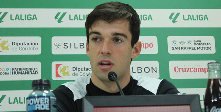 Iker Álvarez esta mañana en la sala de prensa de El Arcángel.