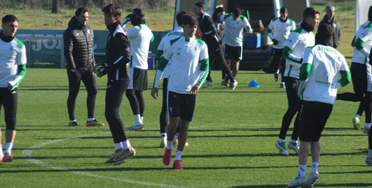Los futbolistas del Córdoba CF calentando en el último entrenamiento antes de partir hacia Huesca.