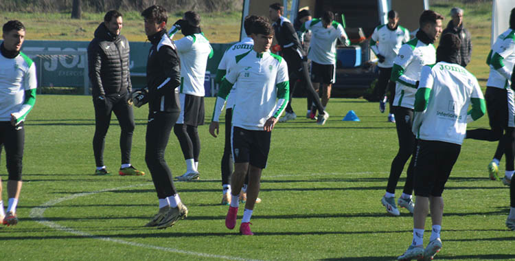 Los futbolistas del Córdoba CF calentando en el último entrenamiento antes de partir hacia Huesca.