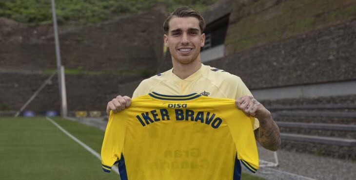 Iker Bravo posa con la camiseta de Las Palmas.