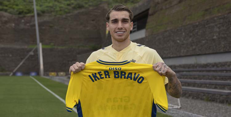 Iker Bravo posa con la camiseta de Las Palmas.
