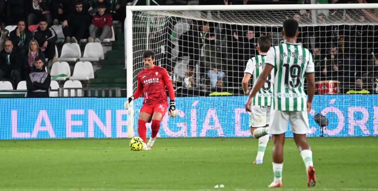 Iker Álvarez en un partido en El Arcángel.