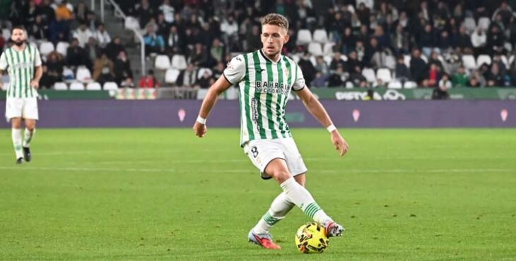 Isma Ruiz conduce el balón en un partido en El Arcángel.