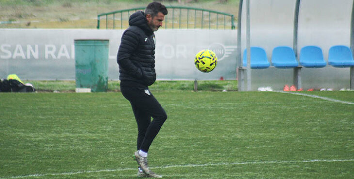 Iván Ania gustándose con el balón.