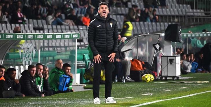 Iván Ania desgañitándose en la banda.