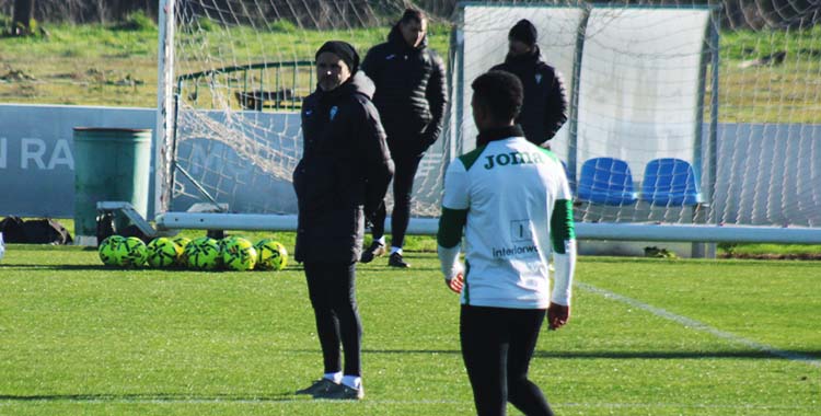 Iván Ania siguiendo las evoluciones de sus jugadores bien pertrechado contra el frío.