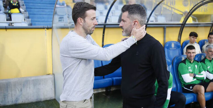 Iván Ania saludando a Luis García en el Gran Canaria.