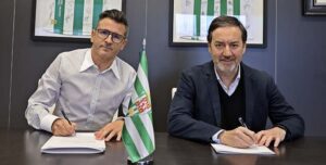 Iván Ania rubricando su nuevo contrato junto a Antonio Fernández Monterrubio.