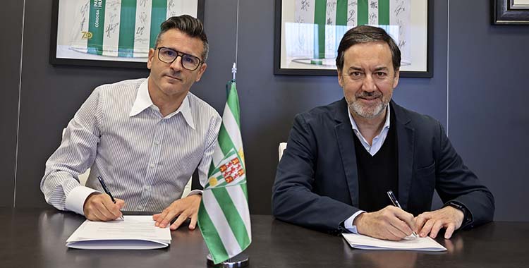 Iván Ania rubricando su nuevo contrato junto a Antonio Fernández Monterrubio.