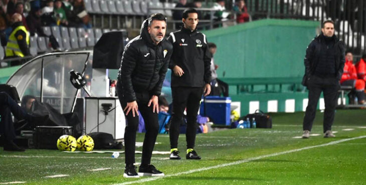 Iván Ania siguiendo el juego de sus jugadores.